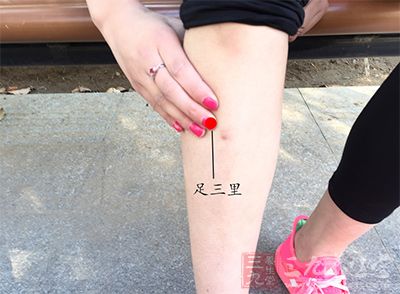 艾灸腎俞、關(guān)元、足三里、八髎穴